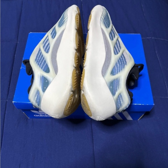 Adidas Yeezy 700 V3 Kyanite 2021 Size 10